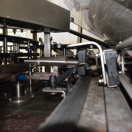 US Bottlers Model FM3078 / RC1026 Monoblock 200 BPM Rotary Filler and Capper with Cap Sorter