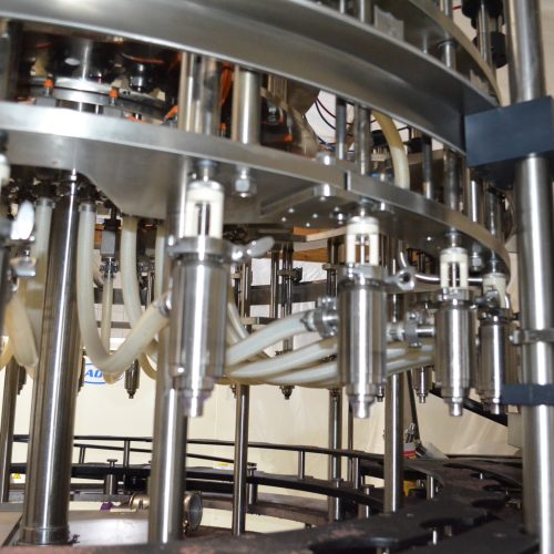 US Bottlers Model FM3078 / RC1026 Monoblock 200 BPM Rotary Filler and Capper with Cap Sorter