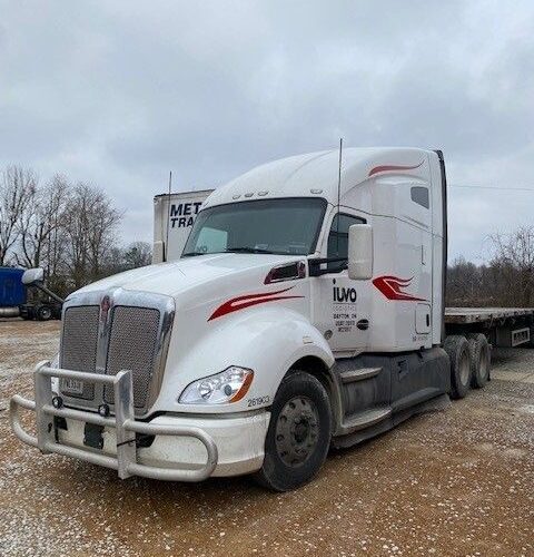 Kenworth T680 Truck Tractor, Sleeper Cab Condo Type (White)