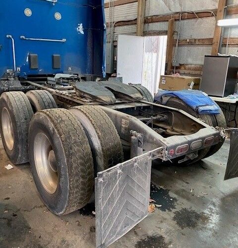 Peterbilt 579 Truck Tractor, Sleeper Cab Mid Roof Type (Blue)