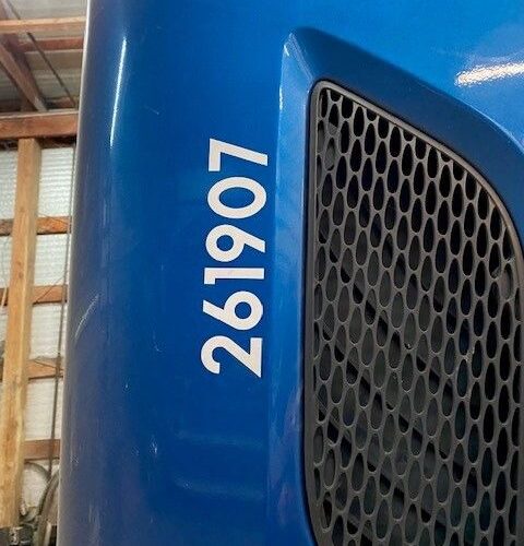 Peterbilt 579 Truck Tractor, Sleeper Cab Mid Roof Type (Blue)