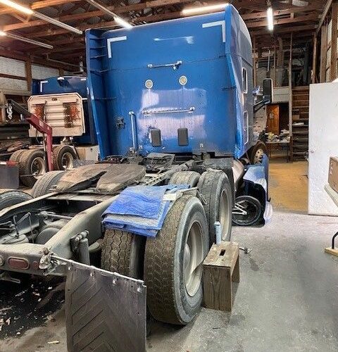 Peterbilt 579 Truck Tractor, Sleeper Cab Mid Roof Type (Blue)