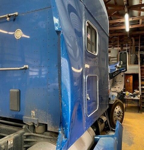 Peterbilt 579 Truck Tractor, Sleeper Cab Mid Roof Type (Blue)