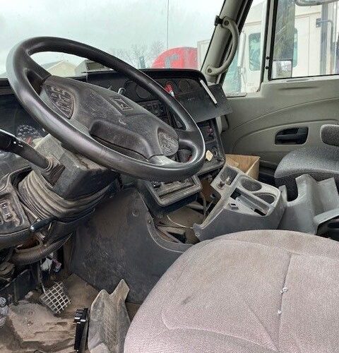 Peterbilt 579 Truck Tractor, Sleeper Cab Mid Roof Type (Blue)