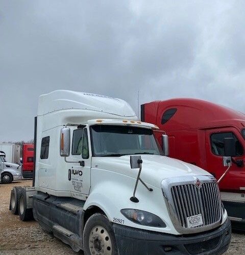 International Prostar Truck Tractor, Sleeper Cab Condo Type (White)