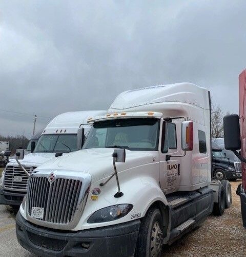 International Prostar Truck Tractor, Sleeper Cab Condo Type (White)