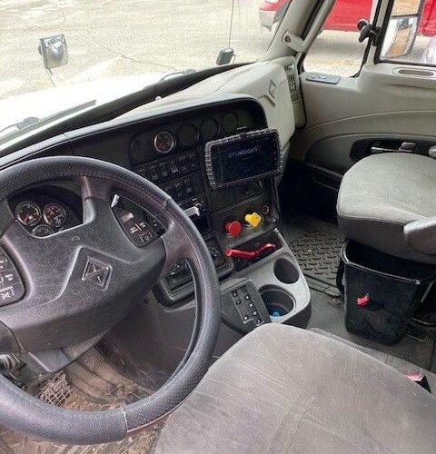 International Prostar Truck Tractor, Sleeper Cab Condo Type (White)