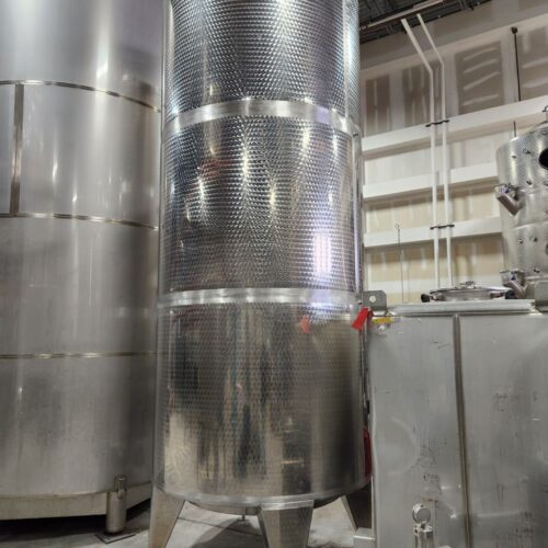 9,000 Liter (2,300 Gallon) Total Capacity Vinquip Vertical Jacketed Stainless Steel Beverage Tank