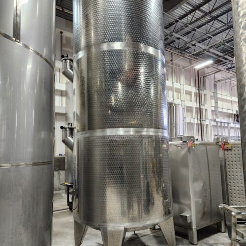 9,000 Liter (2,300 Gallon) Total Capacity Vinquip Vertical Jacketed Stainless Steel Beverage Tank