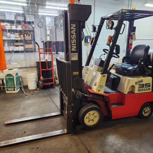 Nissan Optimum 35 CPJ01A18PV Forklift 2,750 Lbs. Maximum Capacity